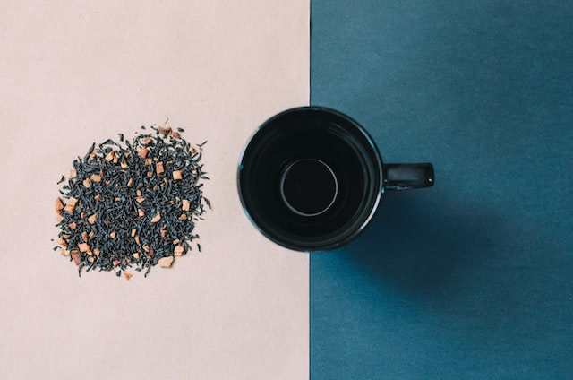 loose-leaf-tea-pile-near-mug