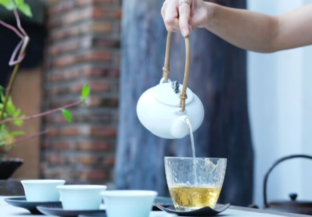 pouring tea in a cafe with high quality loose leaf tea from Leaf tea manufacturers
