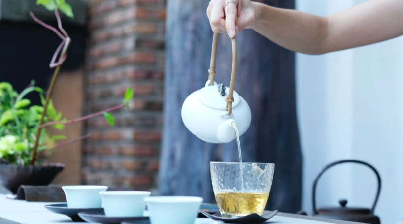 pouring tea in a cafe with high quality loose leaf tea from Leaf tea manufacturers