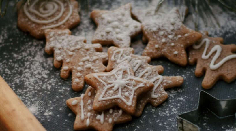 Christmas cookies dusted with sugar.